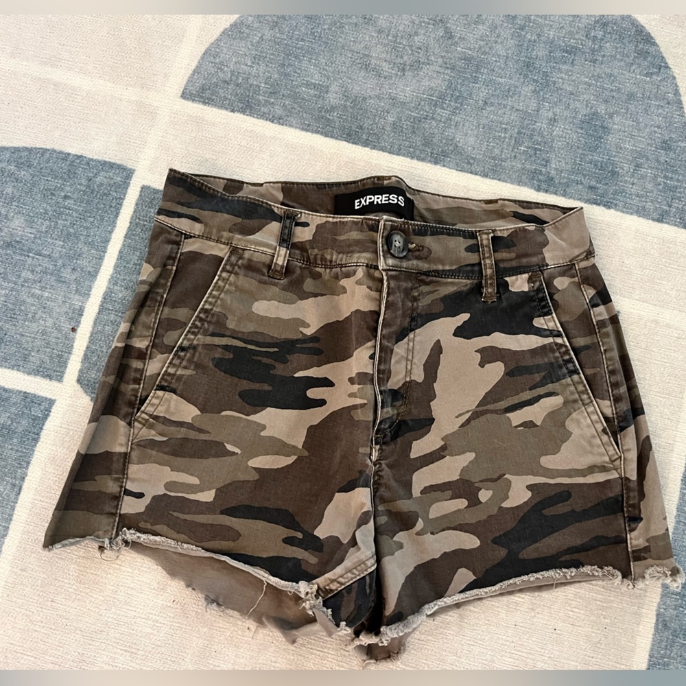 Express Women's Camouflage mid rise Shorts in size zero